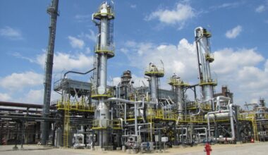 SURSE Rusia, suspectată că a contaminat intenționat o cantitate mare de petrol azer destinată României și altor țări europene. Țițeiul amestecat cu clorină putea să avarieze grav rafinăria Petrobrazi și să provoace o criză de combustibil în România