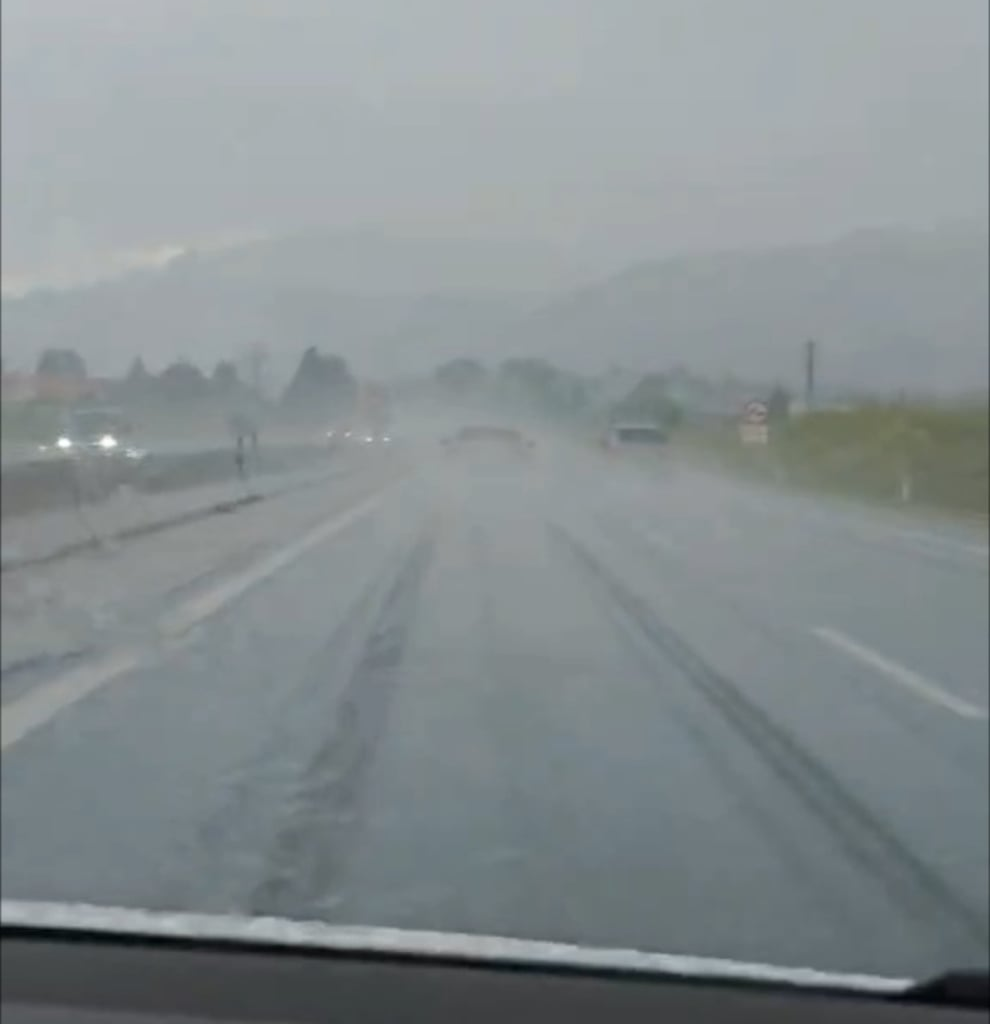 Neodgovorna vožnja na avtocesti brez luči.