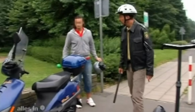 Polizisten zerstören Roller !Satire!