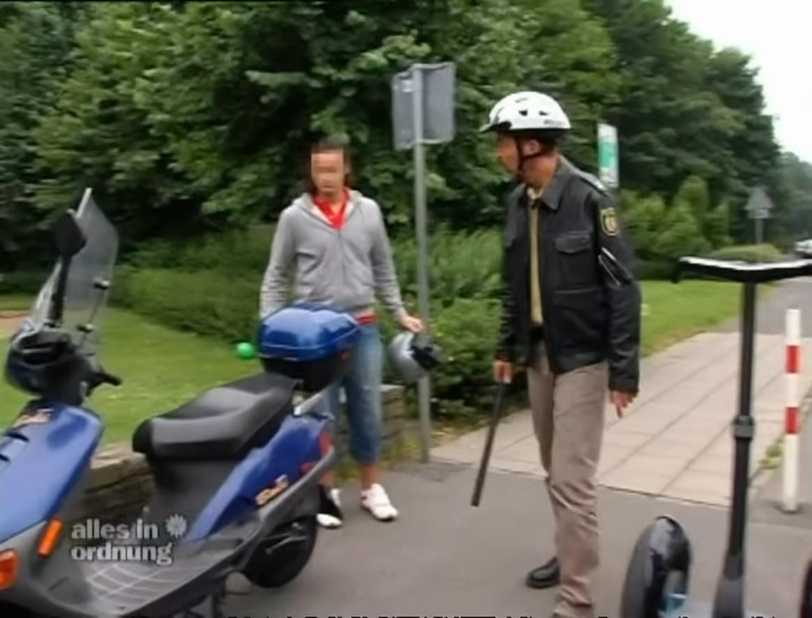 Polizisten zerstören Roller !Satire!