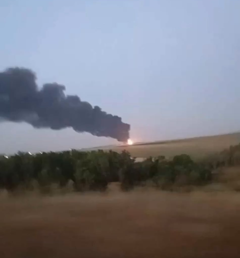 For more than a day, they have been trying to extinguish the fire on the territory of the Novoshakhtinsky refinery, in the video the tanks continue to burn actively. The total volume of all tanks is more than 210 thousand cubic meters.