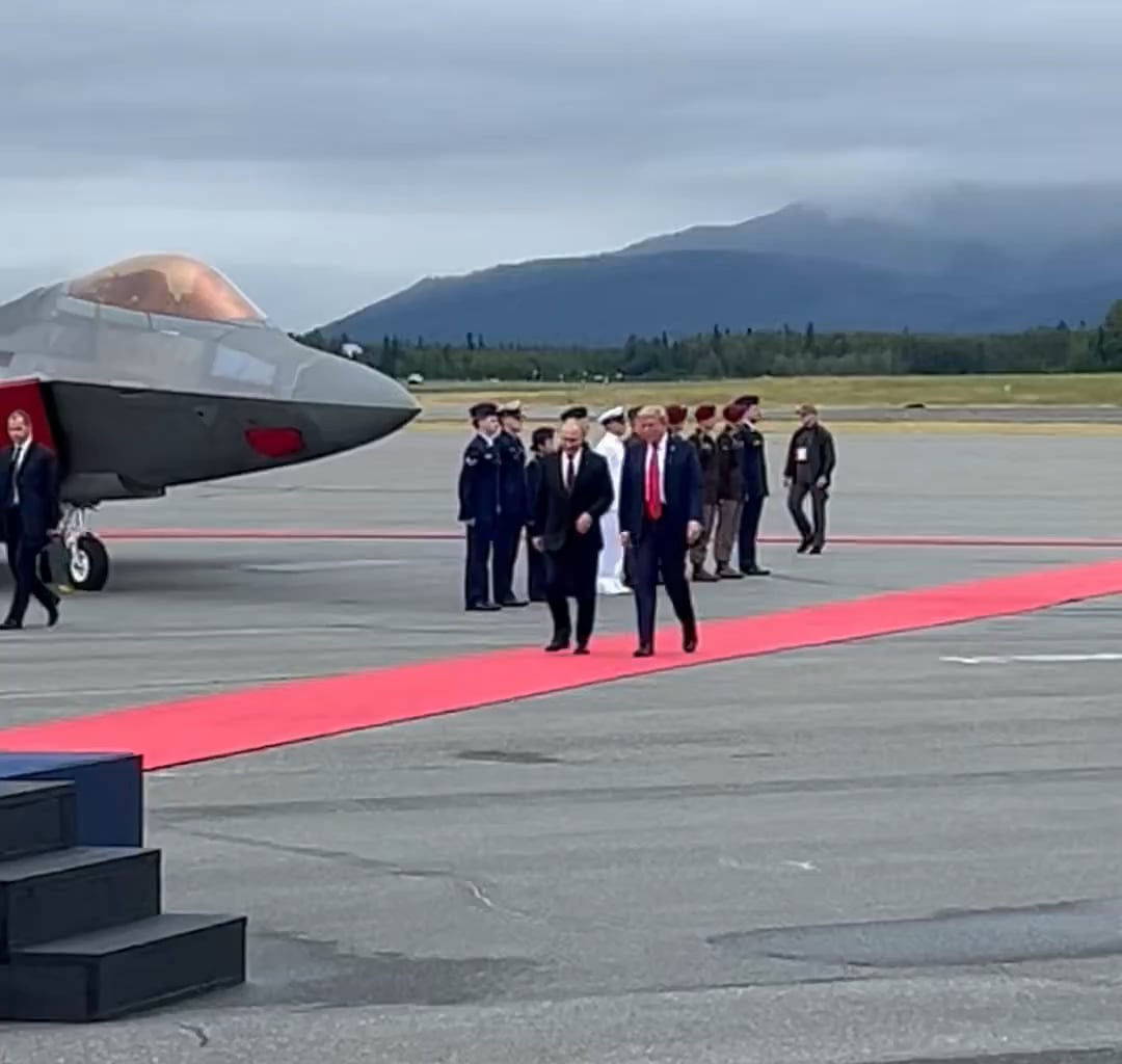 B-2 bomber flying over Putins head