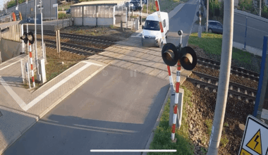 Dobrze że nie zarysował sobie lakieru forsując barierę.
