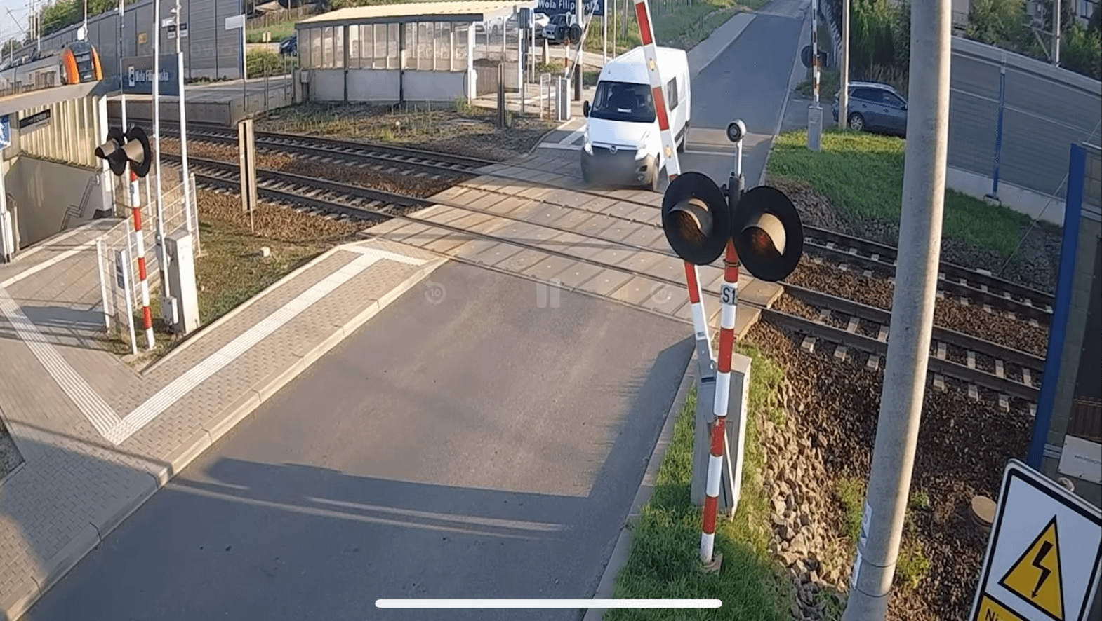 Dobrze że nie zarysował sobie lakieru forsując barierę.