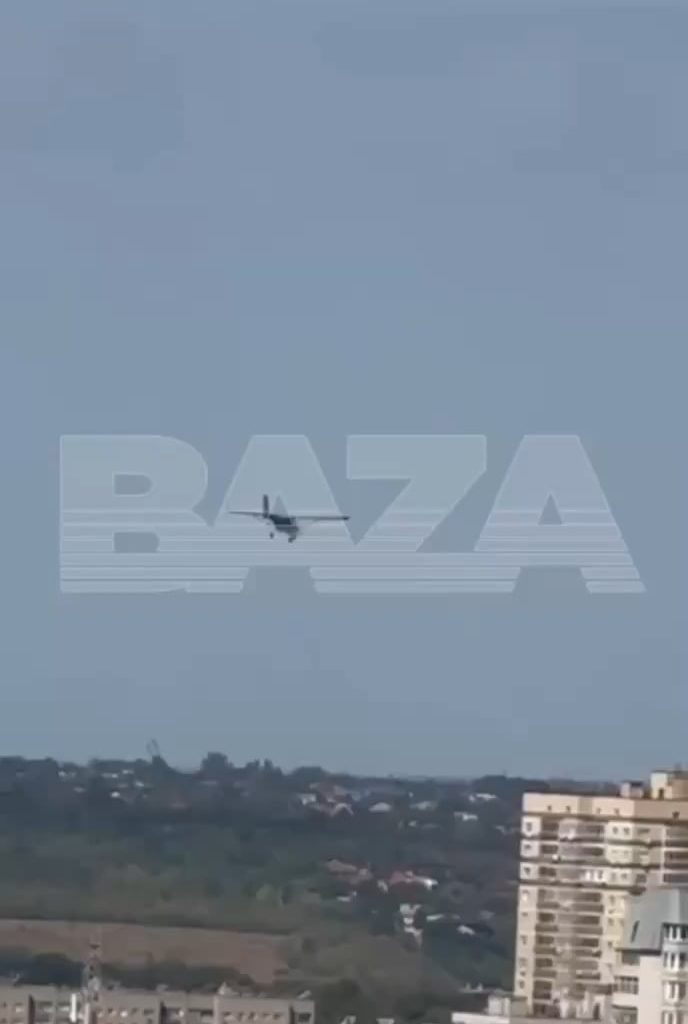 Russian electronic warfare disrupts a Ukrainian A-22 UAV, causing it to crash into a house in Rostov, recorded by a Russian civilian.