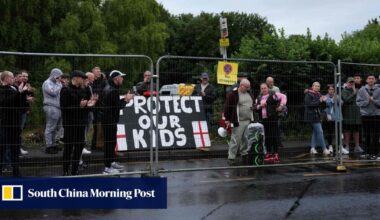 UK police arrest 5 men at hotel near London during anti-asylum protest