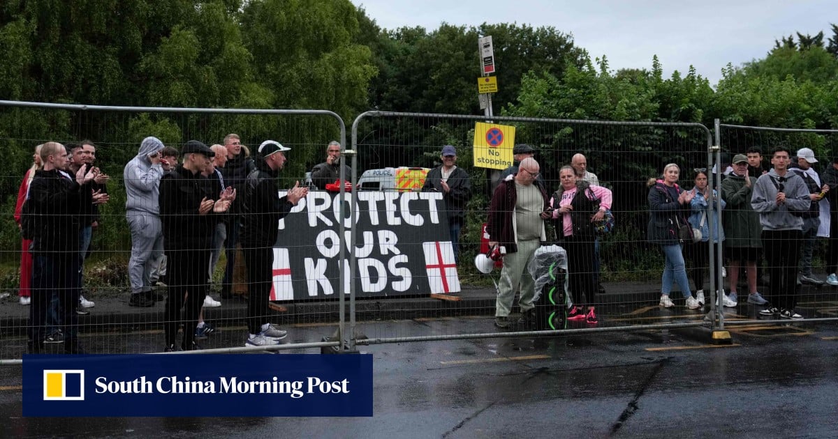 UK police arrest 5 men at hotel near London during anti-asylum protest