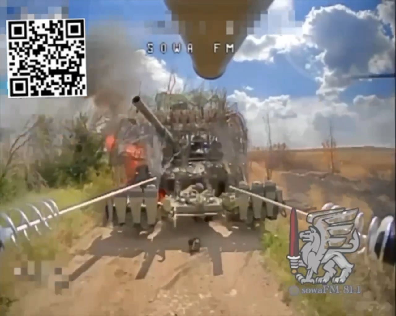 Ukrainian FPV drone hits a Russian crewman abandoning his damaged tank