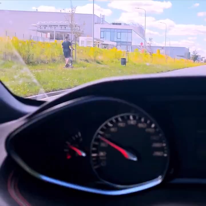 66 km/h hulajnogą po chodniku. Jakie rozwiązania proponujecie, żeby na chodnikach znów było bezpiecznie?