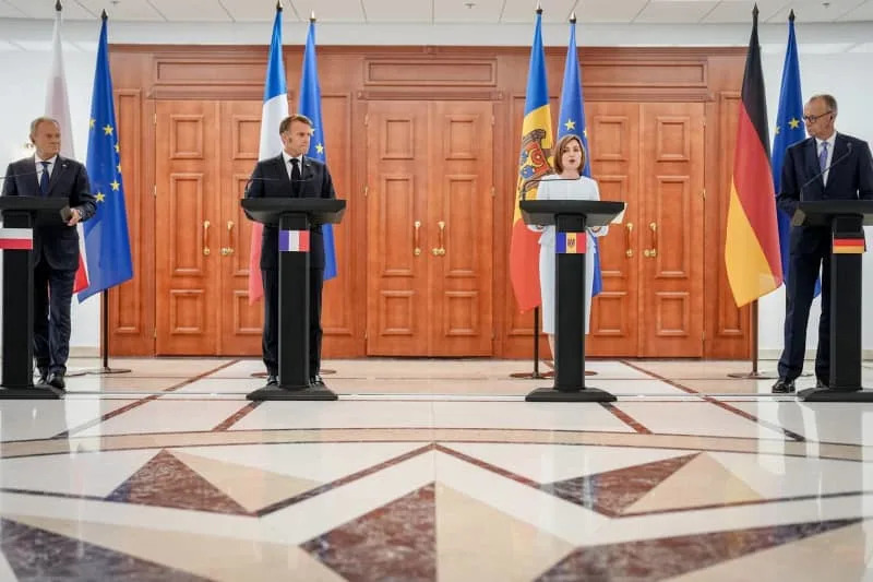 (L-R) Polish Prime Minister Donald Tusk, French President Emmanuel Macron, President of the Republic of Moldova Maia Sandu and German Chancellor Friedrich Merz speak during a press conference at the presidential palace, on the occasion is the 34th Independence Day of the former Soviet republic. Kay Nietfeld/dpa
