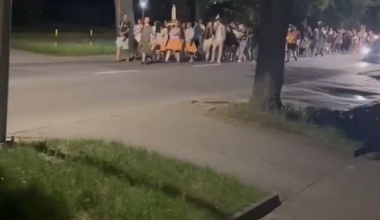 Czy oni muszą się tak tym obnosić nawet w nocy?