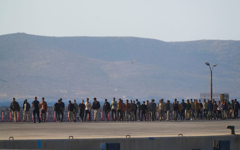 Migrant arrivals resume after lull