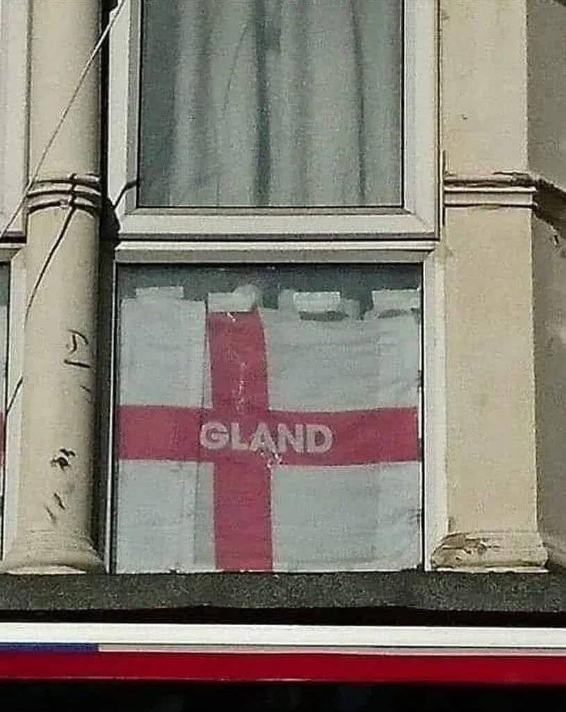 Bébé reveille toi, le nouveau drapeau de nos ennemis vient de tomber