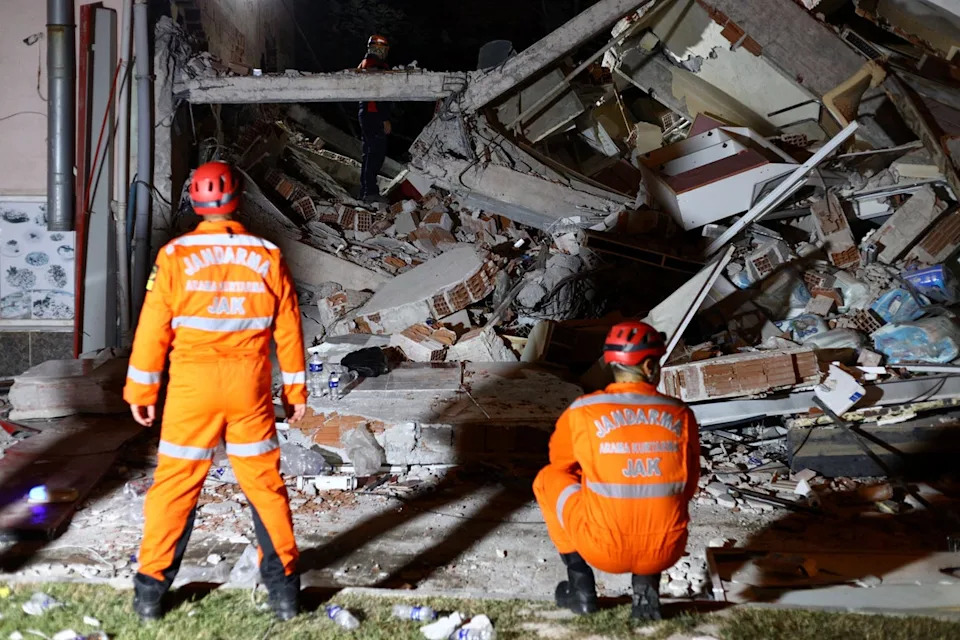 Members of Turkish Gendarmerie search and rescue team work at the site of a building that collapsed following an earthquake in Sindirgi (REUTERS)