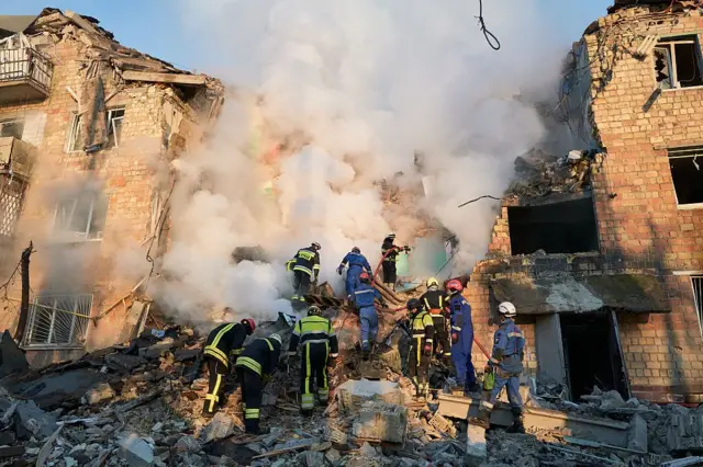 Edificio impactado en el bombardeo ruso en Kyiv.