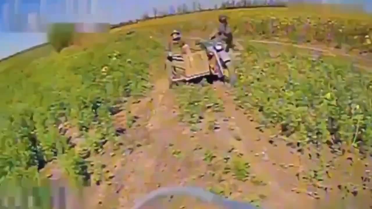 A Ukrainian FPV pilot records how a Russian soldier sacrifices his comrade in an improvised sidecar of a motorbike to save his own life.