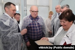 Vitsebsk Regional Executive Committee Chairman Alyaksandr Subotsin (left), plant director Alyaksandr Shumakher (center), and Chairman of the Board of Directors of the Manalit plant Akif Hasymau (right) during a visit to the production facility in March 2024.