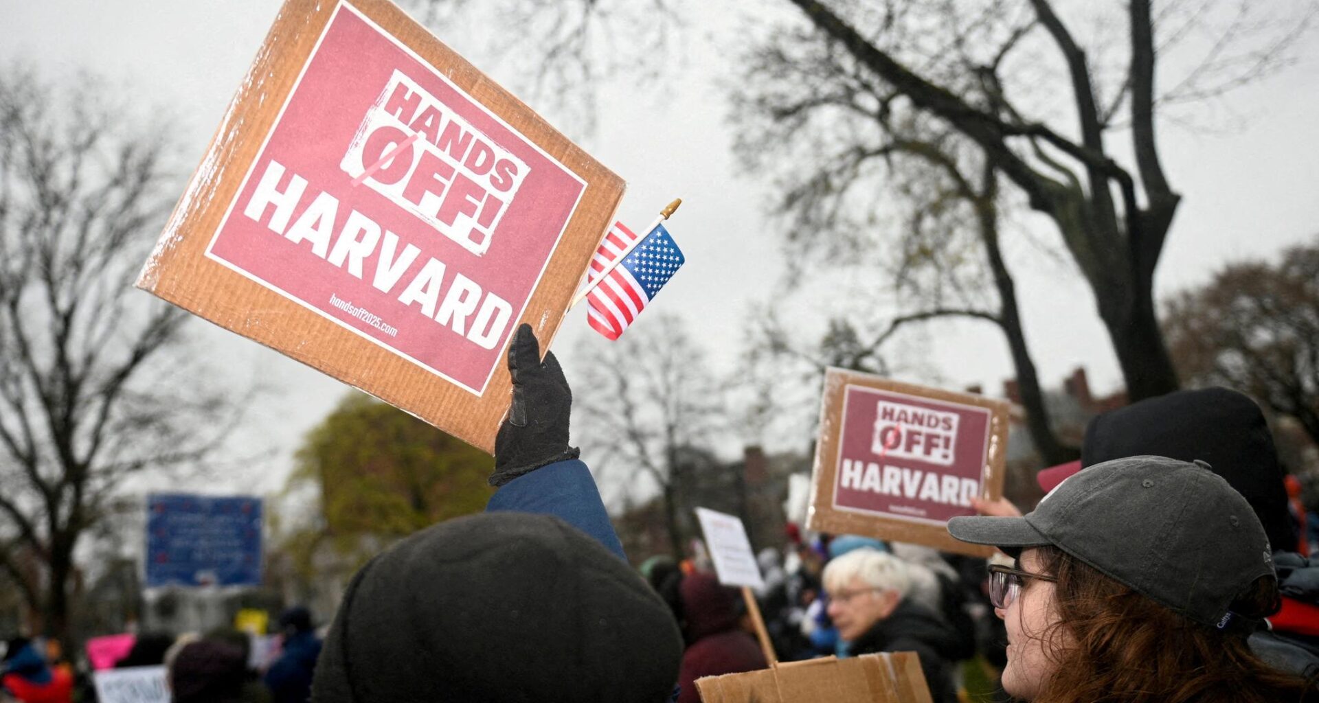 «Hands øff!»: I april krevde demonstranter at ledelsen ved Harvard sto imot Trump-administrasjonens trusler og innblanding. Nå har to forskere ved universitetet søkt seg til Norge.