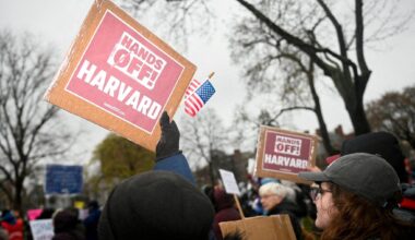 «Hands øff!»: I april krevde demonstranter at ledelsen ved Harvard sto imot Trump-administrasjonens trusler og innblanding. Nå har to forskere ved universitetet søkt seg til Norge.