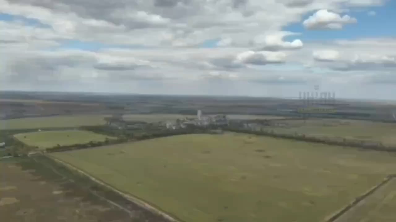 A Ukrainian sniper from the "Pryvyd" group, using UAVs and AI, successfully fired a shot at a record distance of 4,000 meters, eliminating two Russian soldiers at the Pokrovsk-Myrnohrad defense line. The unique hit without direct visibility was made with a 14.5 mm Alligator rifle.