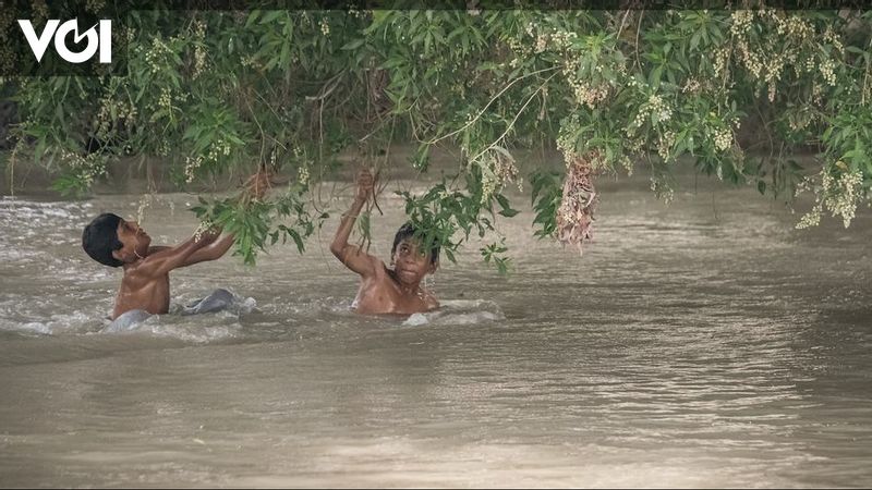 Pakistan Evacuates 150 Thousand People Along 3 Rivers Threatened By India's Floods