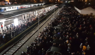 Cel mai emotionant moment vine din 2017 din Gara Pitesti. Sute de oameni au venit pe peroane ca sa vada trenul regal, care il ducea pe Regele Mihai la Curtea de Arges pentru ultima oara. Parca si locomotiva il plangea.