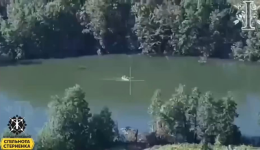 Footage of Ukrainian operators attacking a boat with Russian soldiers while they are trying to cross a river.
