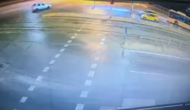 Видео от катастрофата вчера. Кола се вряза в автобус.