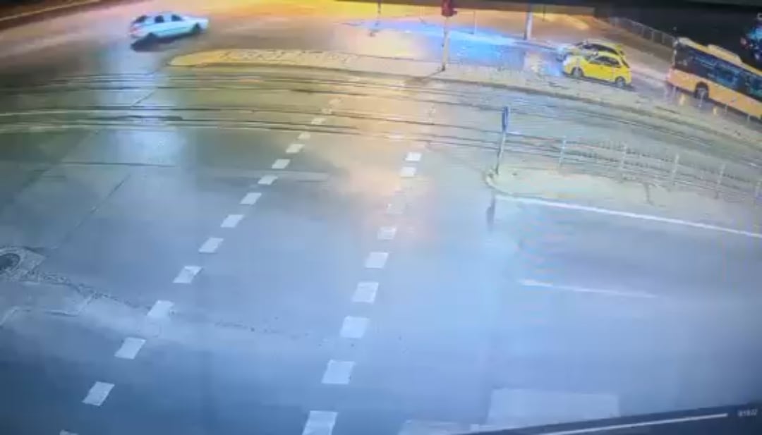 Видео от катастрофата вчера. Кола се вряза в автобус.