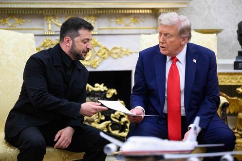 Le président ukrainien, Volodymyr Zelensky, et son homologue américain, Donald Trump, dans le bureau Ovale de la Maison Blanche, à Washington, DC, lundi 18 août 2025.