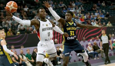 Das Bild zeigt Baskeballer Dennis Schröder beim Korbwurf, neben ihm ist ein Gegenspieler zu sehen.