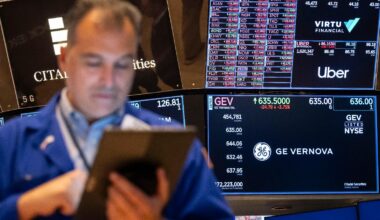 Wall Street clocks another winning week