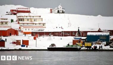 Apsūdzības pret pusaudžu pilotu, kas aizturēta Antarktīdā