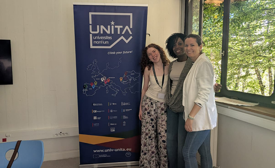 Las profesoras de la UPNA participantes en la actividad. De izda. a dcha., Miriam Zoe Gil, Rosali Ramos y Alazne Ciarra.