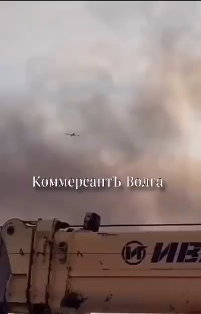 A Russian civilian records a Ukrainian "Liutyi" UAV striking an oil refinery in Novokuibyshevsk.