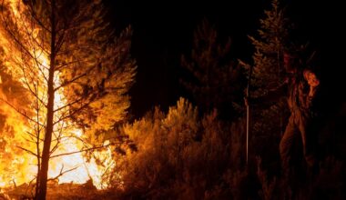 avanza desfavorablemente el incendio leonés de Igüeña y preocupa el de Degaña, en Asturias