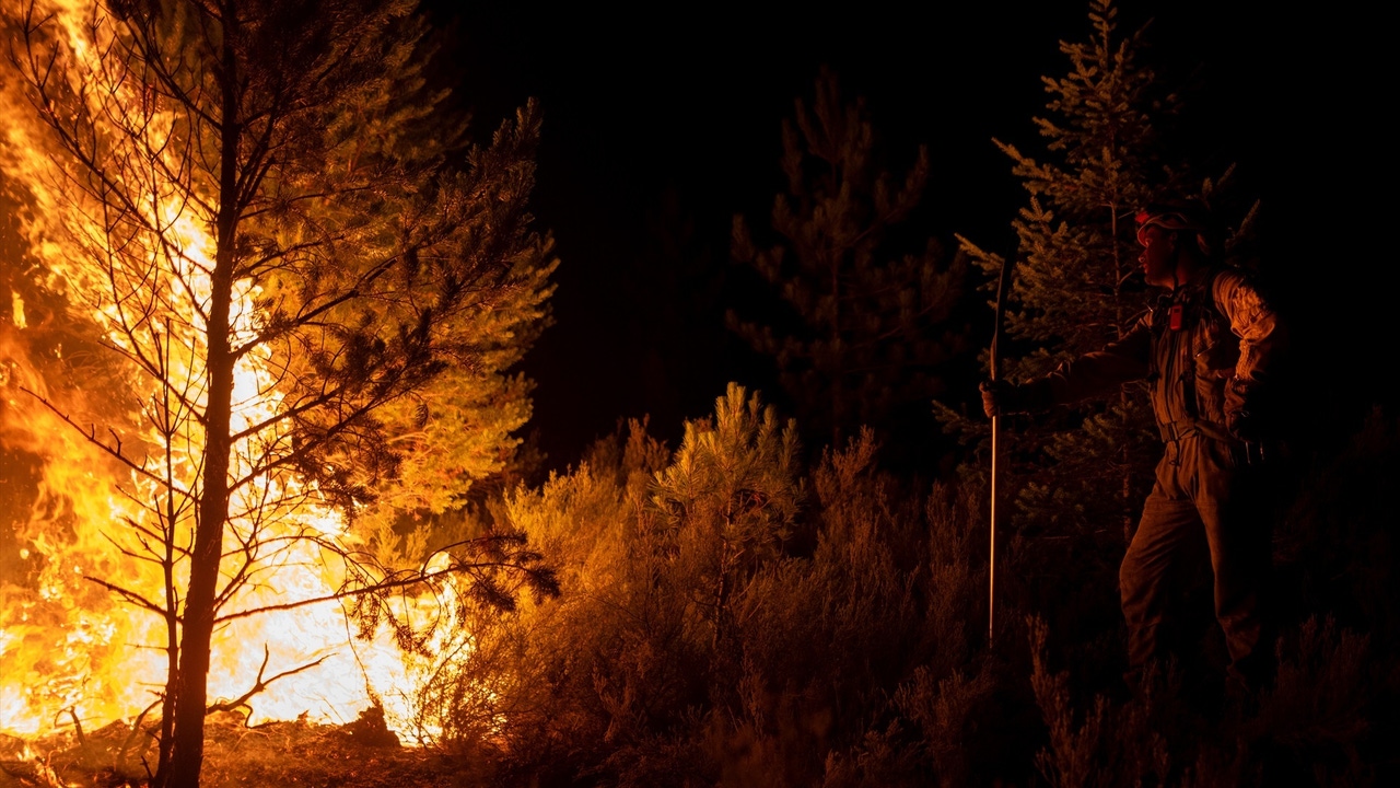 avanza desfavorablemente el incendio leonés de Igüeña y preocupa el de Degaña, en Asturias