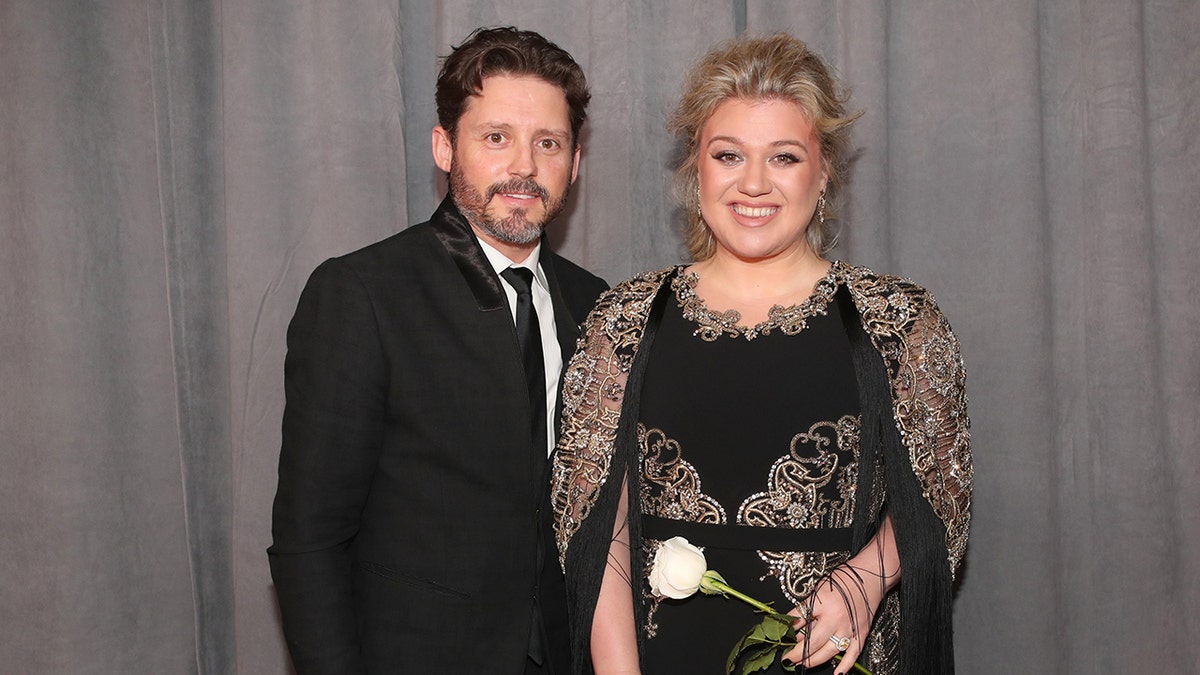 Kelly Clarkson palika aizsargājošs bijušais Brendons Blekstoks, neskatoties uz likumīgo cīņu un netīro šķiršanos