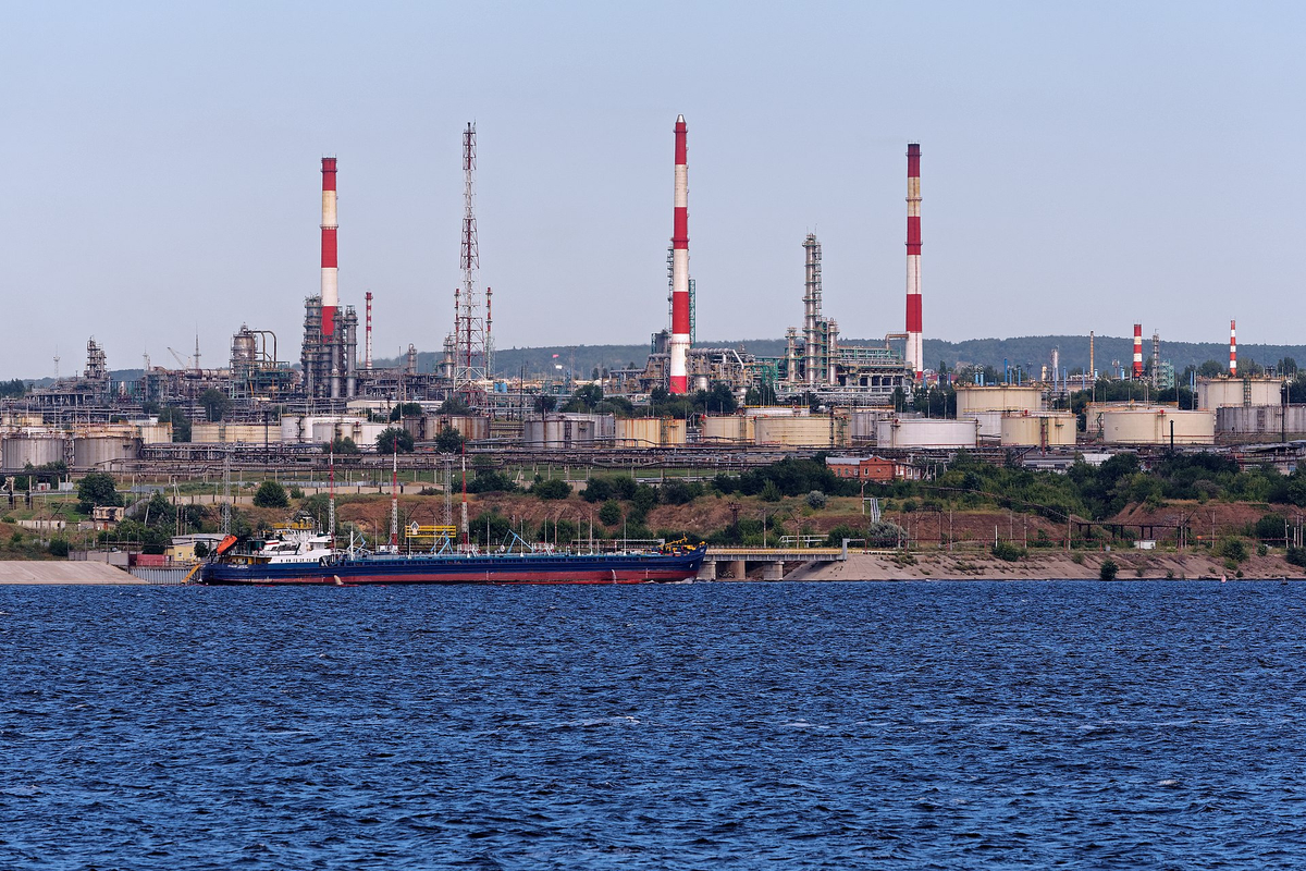 Ukrainian Drone Strike Halts Operations at Saratov Oil Refinery