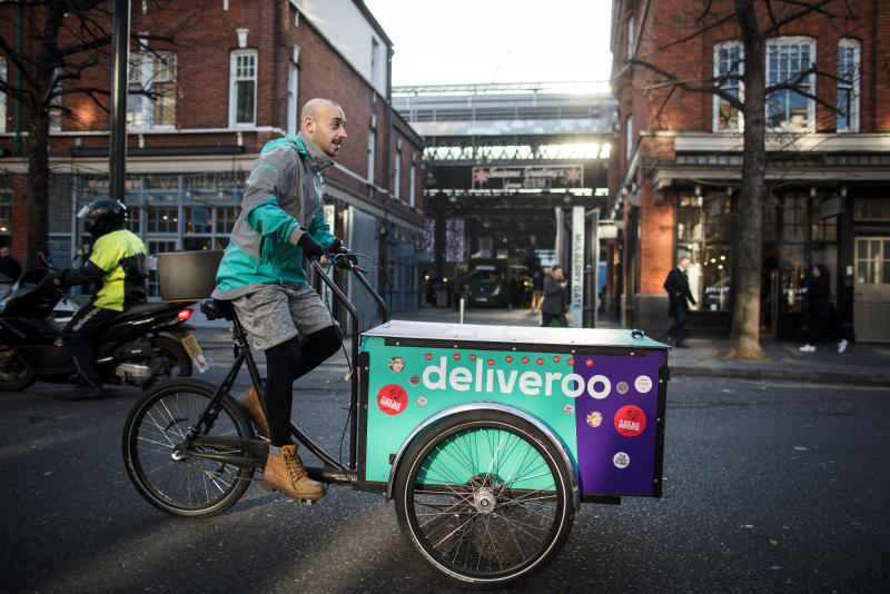 A food deliver cycle courier manoeuvres his cargo bike as he prepares to collect an order for Deliveroo, in London, the United Kingdom, on Dec 22, 2016. (Photo: Bloomberg)