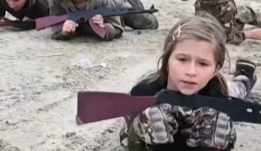 Russian kids try military training | DW News