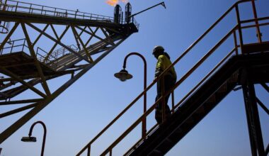 Oil Dips in Thin Summer Trading Ahead of Trump-Putin Meeting