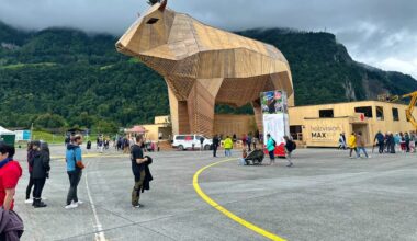 ESAF 2025: Besucher bestaunen Gabentempel und Lebendpreise in Mollis