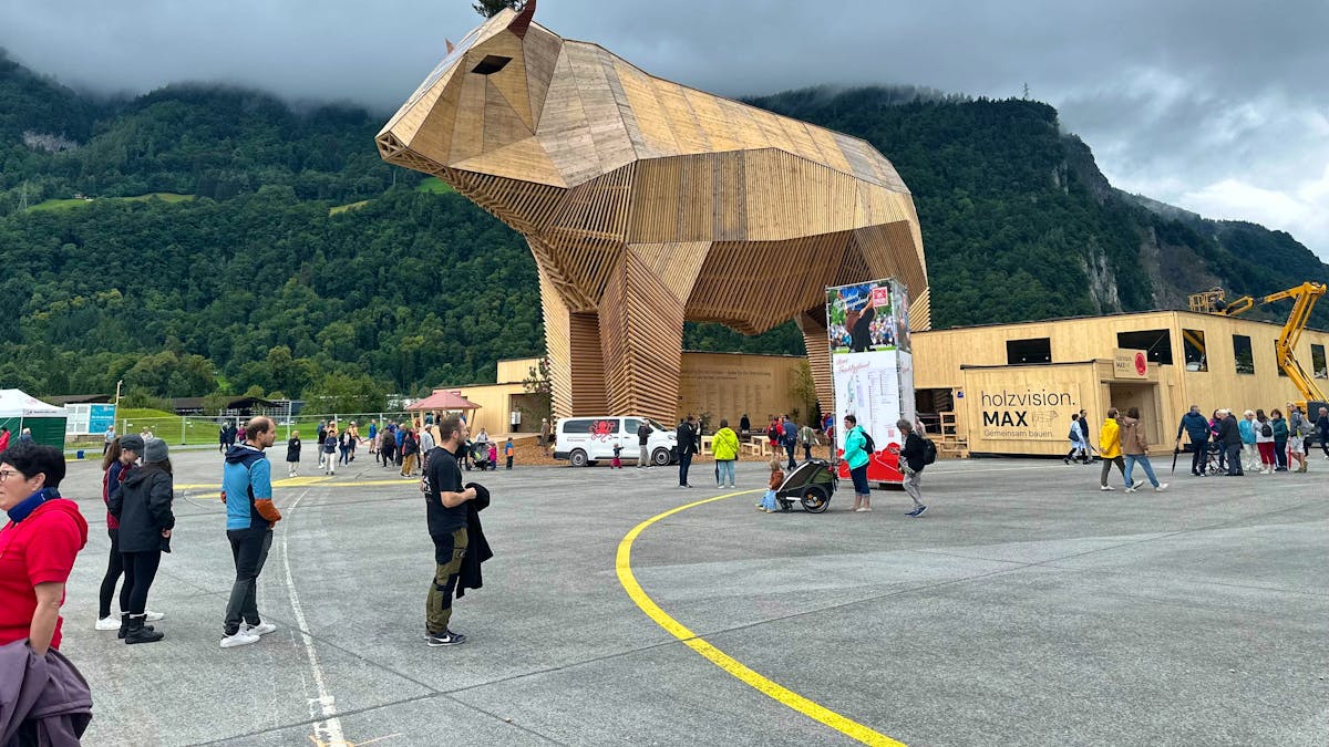 ESAF 2025: Besucher bestaunen Gabentempel und Lebendpreise in Mollis