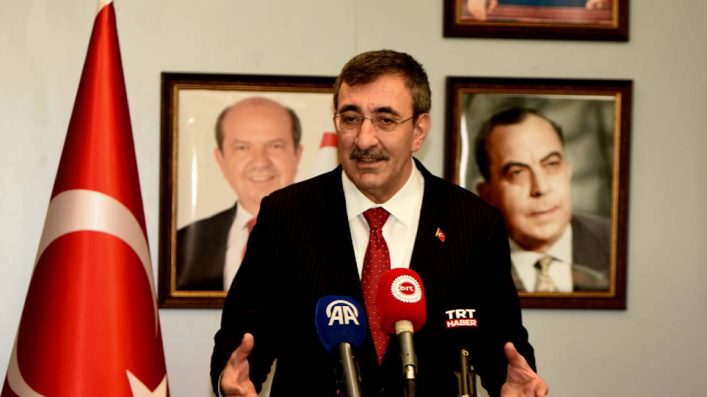 cover Yilmaz holds private impromptu meetings with &#8216;ministers&#8217; in north