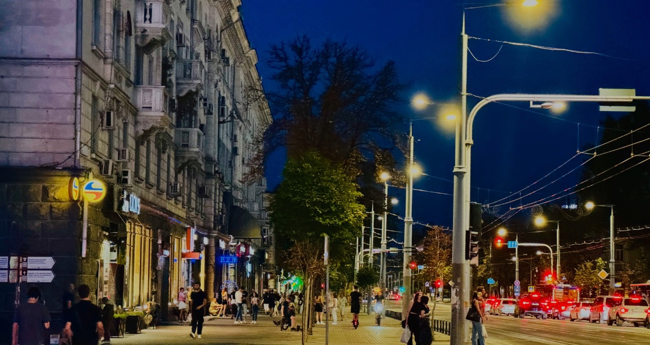 Evening stroll on Stefan cel Mare Boulevard, Chisinau