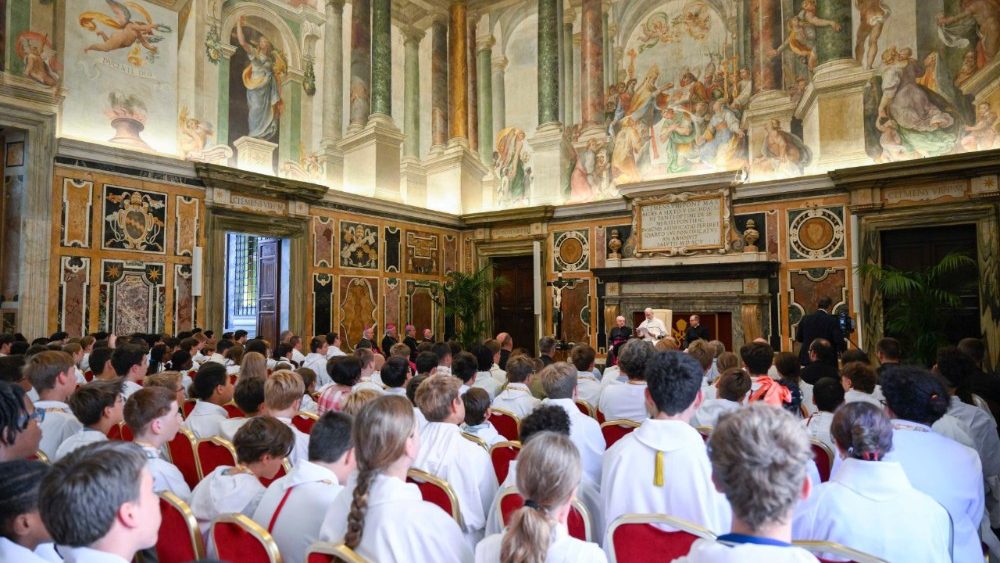 Audience du Pape Léon XIV aux servants de messe français, en salle Clémentine du Palais apostolique, le 25 août 2025. 