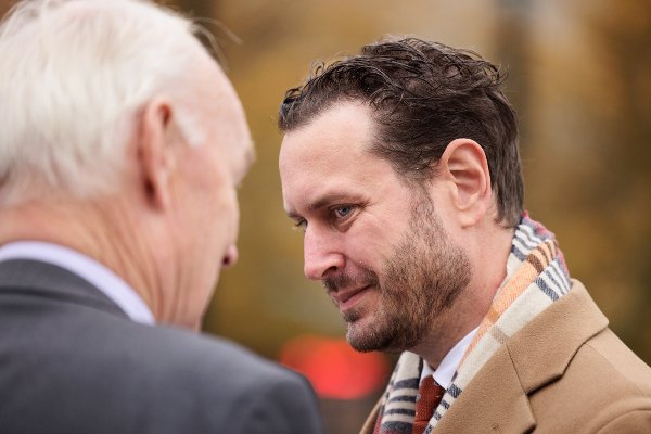Oslo 20241016. 
Per Olaf Lundteigen fra Senterpartiet og Helge André Njåstad fra Fremskrittspartiet. Norsk Bonde- og Småbrukarlag deler ut matpakker til stortingsrepresentantene på Eidsvolls plass i anledning verdens matvaredag onsdag morgen.
Foto: Jonas Been Henriksen / NTB