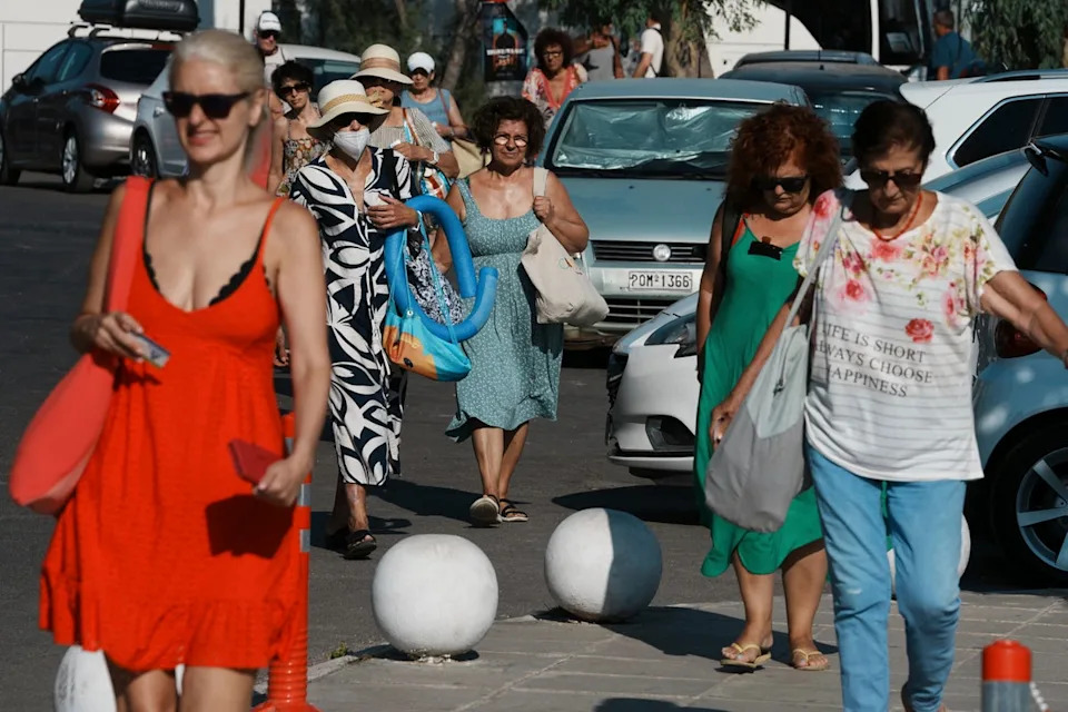 People arrive by bus at Avlaki beach about 42 kilometers (26 miles) east of Athens, Greece, Wednesday, Aug. 19, 2025. (AP Photo/Thanassis Stavrakis) (Copyright 2025 The Associated Press. All rights reserved)