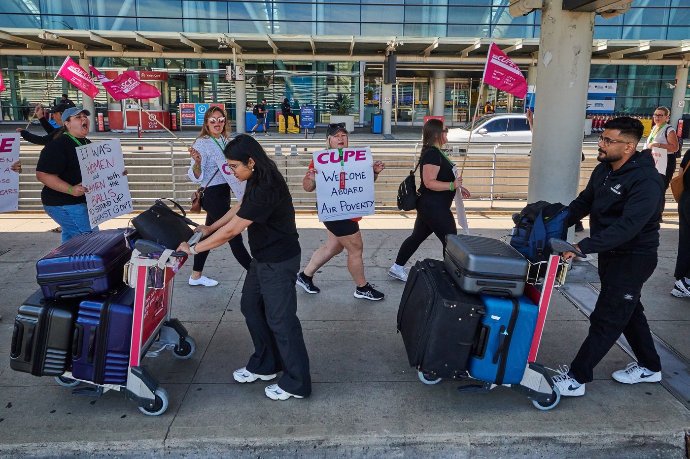 Passengers still scrambling as Air Canada flights gradually resume after strike ends